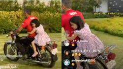 ஆஹா.. பைக்குல போறது யாரு.. அப்பா முதுகுடன் ஒட்டிக் கொண்டு ஹேப்பி ரைட் போன ஜிவா