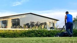 என்ன தலைவா.. கடைசில உன்னை புல்லு வெட்ட வச்சுட்டாங்களே.. இது தோனியின் கதை