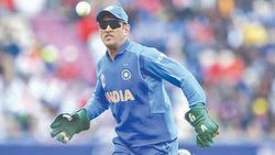 இந்தப் பையனுக்கு விக்கெட் கீப்பிங்கே தெரியலை.. கடும் விமர்சனம்.. திருப்பி செம பதிலடி கொடுத்த தோனி!