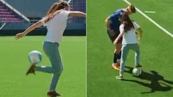 அடேங்கப்பா.. 2 கால்களுக்கு இடையே சிக்கிய பந்து.. வித்தை காட்டும் சிங்கப் பொண்ணு!