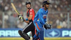 ஒட்டுமொத்த கிரிக்கெட் உலகிலும் ஆகச் சிறந்த கேப்டன் தோனி தான்.. முன்னாள் இங்கிலாந்து வீரர் அதிரடி!