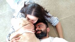 இது தீராக் காதல்.. பார்வையிலேயே பளிச்சென பாடம் நடத்தும் விராட் கோலி!