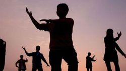 ஆனது ஆச்சு.. வாங்க உடம்பை ஃபிட்டா வச்சுக்குவோம்.. சீனாவில் தாத்தா பாட்டிகள் ரொம்ப பிசி