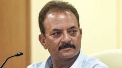 இப்படி ஐபிஎல் நடத்துறதுக்கு நடத்தாமலே இருக்கலாம்.. பிசிசிஐயை எச்சரித்த முன்னாள் வீரர்!