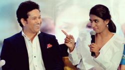 சச்சின் டெண்டுல்கரை நோக்கி விரலை காட்டி... மித்தாலி ராஜ் சூப்பர் வாழ்த்து