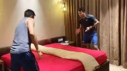 படுக்கையை பயன்படுத்தி டேபிள் டென்னிஸ்... பாண்டியா சகோதரர்களின் வித்தியாசமான விளையாட்டு