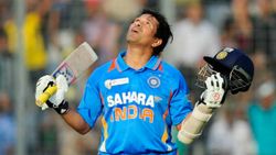 நாடி நரம்பெல்லாம் கிரிக்கெட் வெறி ஊறியவரால் தான் இப்படி ஆட முடியும்.. மிரள வைத்த அந்த செஞ்சுரி!