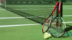 மொட்டை மாடி... மொட்டை மாடி.. வேற ஒன்னும் இல்லீங்க.. டென்னிஸ் விளையாடுறாங்க!