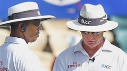 என்னாது தொப்பியை வச்சுக்கவா.. அதுக்கெல்லாம் வேற ஆளைப் பாருங்கப்பா.. அம்பயர்களுக்கு விடுதலை