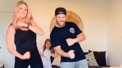 முக்காலா... முக்காபுலா... என்னாது பிரபு தேவா பாட்டுக்கு டேவிட் வார்னர் டான்சா... நல்லாதான்யா இருக்கு