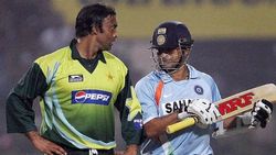 கண்ணை மூடிக் கொண்ட சச்சின்.. இப்படித்தான் இந்தியாவை தோற்கடிச்சோம்.. பாக். வீரர் தம்பட்டம்!