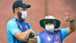 வங்கதேச ஊழியர்களுக்கு உதவி செய்த டேனியல் வெட்டோரி.. குவியும் பாராட்டு!