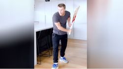 என்னய்யா குரளி வித்தையா இருக்கு.. நாடி நரம்பெல்லாம் டிக்டாக் வெறி ஊறிப் போய் வார்னர் செய்த காரியம்!