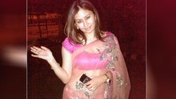 சேலையில் ஜுவாலா கட்டா.. பழைய போட்டோதான்.. பொழுதே போக மாட்டேங்குதாம்!