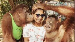 வலது கன்னத்தில் முத்தம்.. தலையில் ஒரு தட்டு.. எப்படி மாட்டிட்டிருக்காங்க பாருங்க மித்தாலி ராஜ்