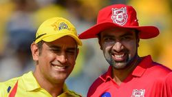 சிக்ஸ் அடிக்கவே சொல்லிக் கொடுக்காத காலத்தில் அஸ்வினை மிரள வைத்த தோனி.. சிஎஸ்கேவில் நடந்த சம்பவம்!