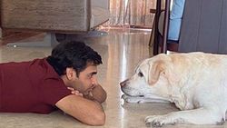 நாயுடன் கொஞ்சும் புவனேஷ்வர் குமார்.. என்ன பார்வை.. இந்தப் பார்வை.. !