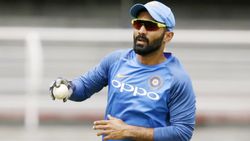 தினேஷ் கார்த்திக் என்றொரு புயல்.. கீப்பிங்கோ.. பேட்டிங்கோ.. விடாமல் போராடும் போராளி!