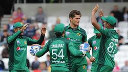 3 பாகிஸ்தான் வீரர்களுக்கு கொரோனா.. இங்கிலாந்துக்குக் கிளம்பும் முன்பே ஷாக்!