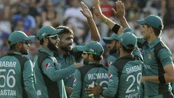 10 பாக். வீரர்களுக்கு ஒரே நேரத்தில் கொரோனா.. இதுதான் காரணம்.. கிரிக்கெட் உலகம் அதிர்ச்சி!