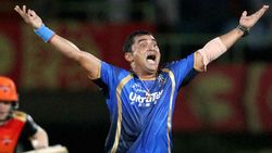 அவர் ரிட்டையர் ஆகட்டும்.. விளையாட விடாமல் பிசிசிஐ கிடுக்கிப்பிடி.. வயதான வீரருக்கு நேர்ந்த கதி!