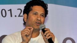 சச்சின்னா சும்மா இல்லீங்க... கொரோனாவுக்கும் கைகொடுப்பார்... பார்பருக்கும் கைகொடுப்பார்