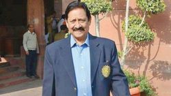 முன்னாள் இந்திய கிரிக்கெட் வீரருக்கு கொரோனா வைரஸ்.. மருத்துவமனையில் அனுமதி.. பரபர தகவல்