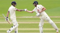 செய்யக் கூடாத விஷயத்தை செய்த இங்கிலாந்து வீரர்.. படம் போட்டு காட்டிக் கொடுத்த டிவி.. பரபர சம்பவம்!