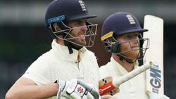 தப்பான முடிவு எடுத்த வெ.இண்டீஸ் கேப்டன்.. கடும் சோதனை.. போட்டுத் தாக்கிய ஸிப்லி, ஸ்டோக்ஸ்!