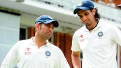 தோனி ரூமுக்கு அந்த வீரர் தான் அடிக்கடி போவார்.. அவர்கிட்டயே கேளுங்க - இஷாந்த் சர்மா