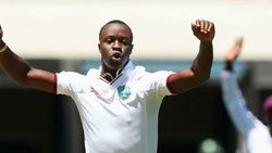 200 விக்கெட்டுகள் கிளப்பில் இணைந்த கெமர் ரோச்.. 26 ஆண்டுகளுக்கு பிறகு சாதனை