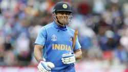 அந்த ரன் அவுட்.. கண் கலங்கிய தோனி.. மனம் உடைந்த ரசிகர்கள்.. மறக்கவே முடியாத மேட்ச்!