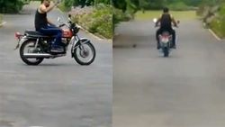 காத்திருந்த ரசிகர்கள்... பைக்கில் வந்து கையசைத்த கேப்டன் கூல்