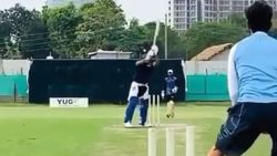 அதே மாதிரி ஷாட்.. தோனி மாதிரியே ஆகணும்.. வெறித்தனமாக பயிற்சி செய்யும் இளம் வீரர்!