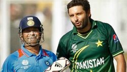 அவர் பவுலிங்கை பார்த்து பயந்துட்டார்.. ஆனா ஒத்துக்க மாட்டார்.. சச்சினை சீண்டிய முன்னாள் பாக். வீரர்