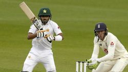 அடுத்த விராட் கோலின்னு பில்டப் பண்ணதெல்லாம் வேஸ்டாப் போச்சே.. ஒரே ஓவரில் பாக் வீரர் அவுட்!