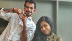 கைகளில் காதல்... உதட்டில் புன்னகை.. வருங்கால மனைவியுடன் புகைப்படம் வெளியிட்ட சஹல்