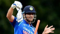 தோனி ஓய்வு : இப்படியா வீட்டுல உட்கார்ந்துகிட்டு அறிவிப்பாங்க? முன்னாள் பாக். கேப்டன் கடும் விமர்சனம்