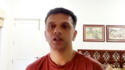 பேட்டிங் ஆர்டர்ல கீழ இறங்கி விளையாடுனாரு.. பீல்டிங்ல கலக்கினாரு.. அணிக்காக கடுமையான பணிகளை செஞ்சாரு