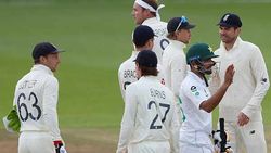 விழுந்துட்டோம்.. ஆனா மீசையில மண் ஒட்டலை.. ரணகளத்திலும் பாக். ஜாலி.. நொந்து போன இங்கிலாந்து!