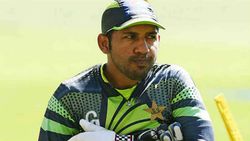 முன்னாள் கேப்டனை ஷூவை தூக்கிட்டு வர சொல்வீங்களா? பொங்கிய ரசிகர்கள்.. பாக். அணியில் வெடித்த சர்ச்சை!