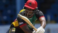 என்னா அடி.. சிக்ஸர் மழை பொழிந்த லீவிஸ்.. கடைசி ஓவர் பரபரப்பு.. அசால்ட் காட்டிய பென் டங்க்!