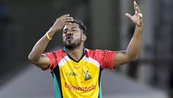 வீராசாமி ஓவரில் அடிச்சோமா, அவுட் ஆனோமான்னு இருக்கணும்.. வெளுத்துக் கட்டிய லூசியா!