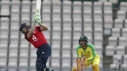 ENG vs AUS : செம ட்விஸ்ட்.. ஆட்டத்தை மாற்றிய அந்த ஓவர்.. தோற்க வேண்டிய போட்டியில் வென்ற இங்கிலாந்து!