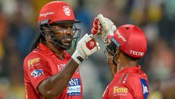 அந்த சின்னப் பையனுக்காக கிறிஸ் கெயிலை தூக்குவீங்களா? விளாசிய ரசிகர்கள்!