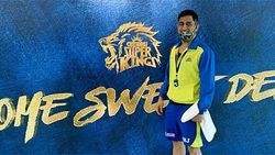 தோனி.. உடைந்த இதயத்தை ஒட்ட வைத்த ஒரு புன்னகை.. எதையும் தாங்கும் இதயம்.. உருகிய ரசிகர்கள்!