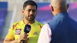 என்னங்க பாதி தான் இருக்கு.. இருந்தாலும் செம ஸ்டைல்.. தோனியின் புது தாடி.. வைரல்!