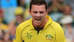 135..140..147.. முதல் போட்டியிலேயே அதிரவைத்த சிஎஸ்கே ஜோஷ்.. 6.4 அடிக்கு ஓடி வந்த பவுலிங் பாகுபலி!