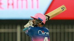 அவமானப்படுத்திய அதே சாம்சனை எழுந்து நின்று கைதட்ட வைத்த உள்ளூர் வீரர்.. வாயைப் பிளந்த ரசிகர்கள்!