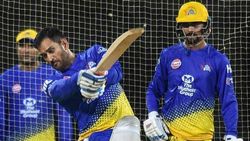 ஜடேஜா பவுலிங்கை புரட்டி எடுத்த தோனி.. கரன் சர்மாவை தனியாக கவனித்த வாட்சன்.. சிஎஸ்கே வைரல் வீடியோ